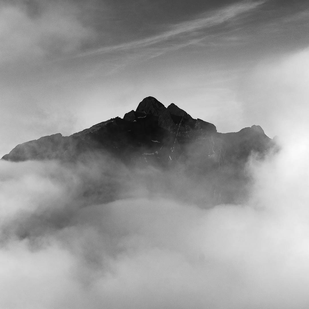 Montaña blanco y negro